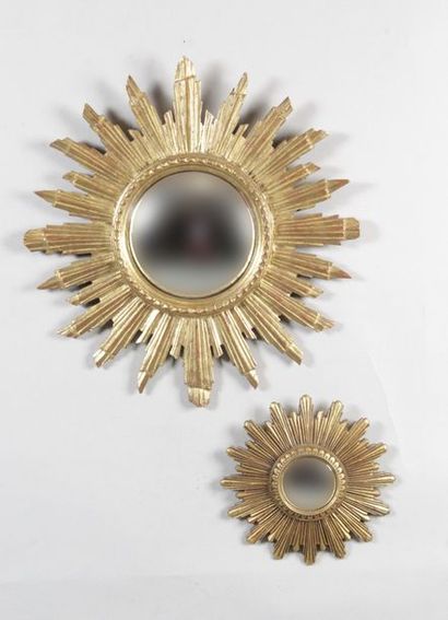 null Deux miroirs de sorcière à décor rayonnant, l'un en bois doré (diamètre : 50...