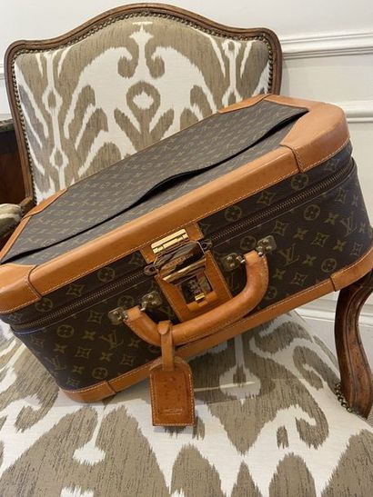 null LOUIS VUITTON Valise " Stratos" en toile monogram, bordures, coins et poignée...