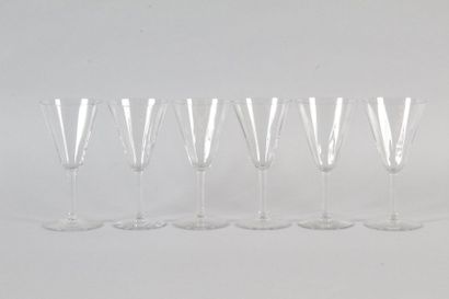 null Suite de six verres à pied en cristal. (trois avec égrenures).