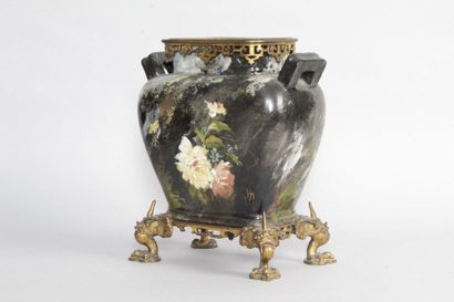 null Montigny-sur-loing Vase rectangulaire en barbotine à décor en liref et polychrome...