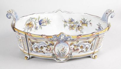 null SAINT-CLÉMENT, XIXe siècle JARDINIÈRE en faïence de forme ovale à décor en relief...