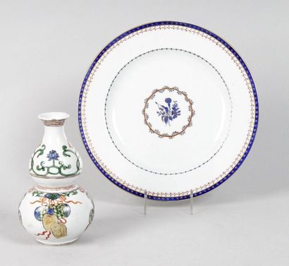 null SAMSON, XIXe siècle 1 – PETIT VASE COLOQUINTE en porcelaine à décor chinois....