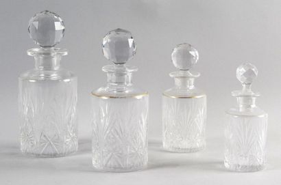 null SAINT-LOUIS, XIXe siècle SUITE DE QUATRE FLACONS DE TOILETTE en cristal taillé...