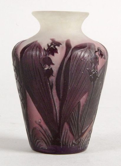 null Émile GALLÉ – 1846-1904 PETIT VASE ÉPAULÉ en verre doublé violine sur fond blanc...