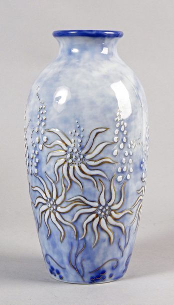 null Camille THARAUD – 1878-1956 VASE OVOÏDE en porcelaine à décor en relief de fleurs...