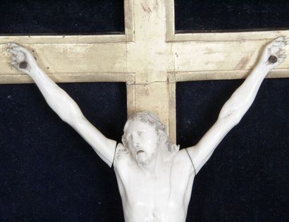 null TABLEAU – CRUCIFIX – BÉNITIER AVEC CHRIST en ivoire sculpté d’époque Louis XIV...