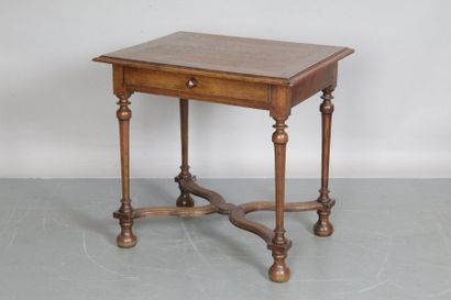 null Petite table à écrire de style Louis XIII en chêne. Elle ouvre par un tiroir...