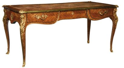 null Grand Bureau plat rectangulaire, de style Louis XV, en placage de bois de rose,...