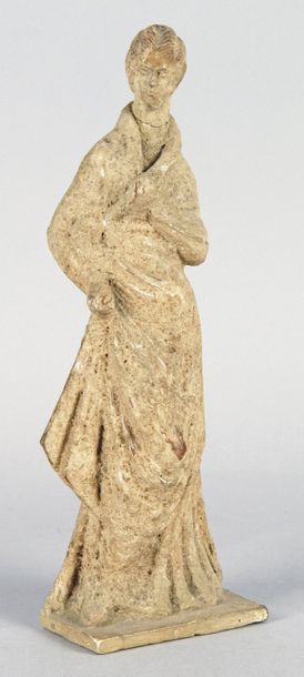 null STATUETTE Terre cuite. Jeune femme aux vêtements drapés. (Tête cassée, collée)....