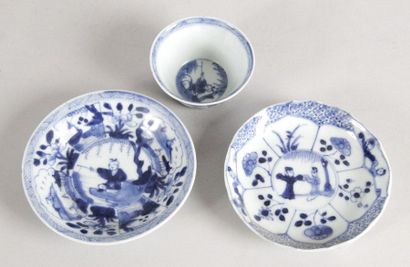 null CHINE, XVIIIe siècle DEUX SOUS-TASSES ET UN SORBET en porcelaine bleu et blanc...