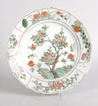 null CHINE, XVIIIe siècle ASSIETTE en porcelaine à décor de la Famille Verte de cerisiers...