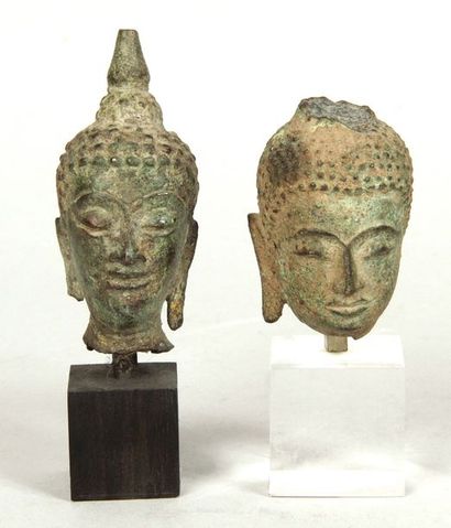 null DEUX PETITES TÊTES DE BOUDDHA en bronze de patine brune. Thaïlande, XVI-XVIIe...
