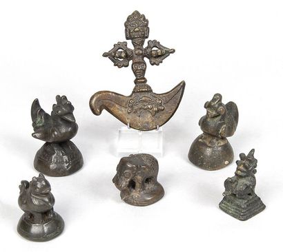 null LOT DE SIX OBJETS en bronze dont cinq petits poids à opium représentant oiseaux...