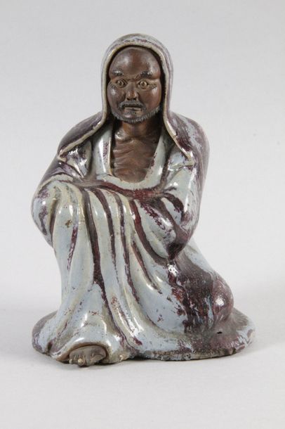 null Chine Statuette en grès émaillé représentant un homme assis. XIXème siècle....