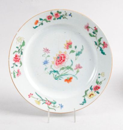 null CHINE DE COMMANDE, XVIIIe siècle ASSIETTE en porcelaine à décor de la Famille...