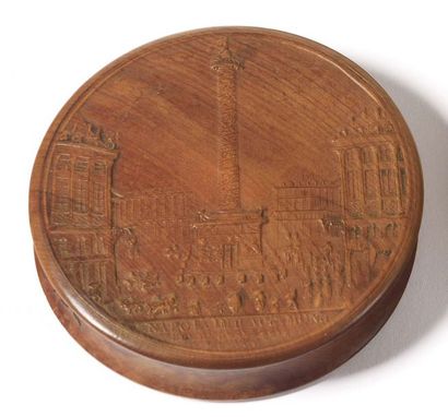 null Round snuffbox in lacquered hardwood. Cover decorated with a medallion representing...
