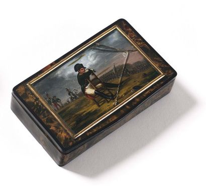 null Snuffbox covered with flakes. Cover decorated with a fixed under glass (accident)...