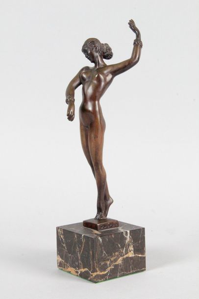 null Raymonde GUERBE – 1894-1995 LA DANSEUSE Bronze à patine brune signé. Socle en...