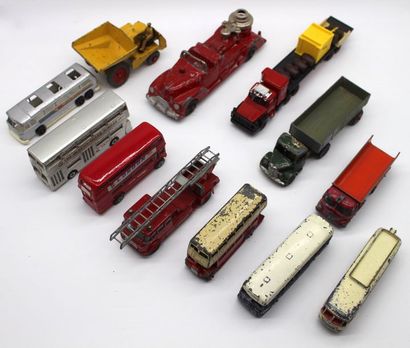 null Miniatures CIJ, Dinky-Toys et autres 12 Bus et camions en métal de diverses...