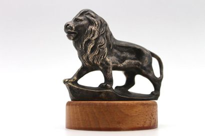 null Trois mascottes Lion Peugeot - Lion attribué à Villars, bronze argenté, monté...