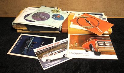 null Documentation Oldsmobile Très fort lot de catalogues, feuillets et dépliants...