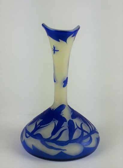 null Richard BURGSTHAL (1884-1944) Vase à long col en pâte de verre à décor gravé...