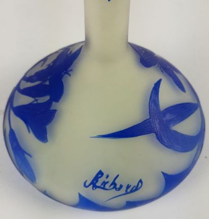 null Richard BURGSTHAL (1884-1944) Vase à long col en pâte de verre à décor gravé...