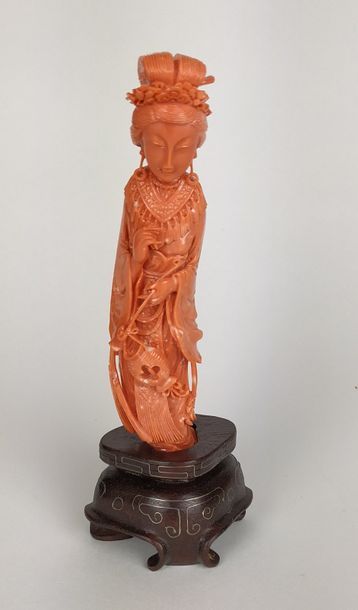 null CHINE Guanyn en corail sculpté. Socle bois. XXème siècle Haut : 12 cm (léger...