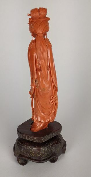 null CHINE Guanyn en corail sculpté. Socle bois. XXème siècle Haut : 12 cm (léger...
