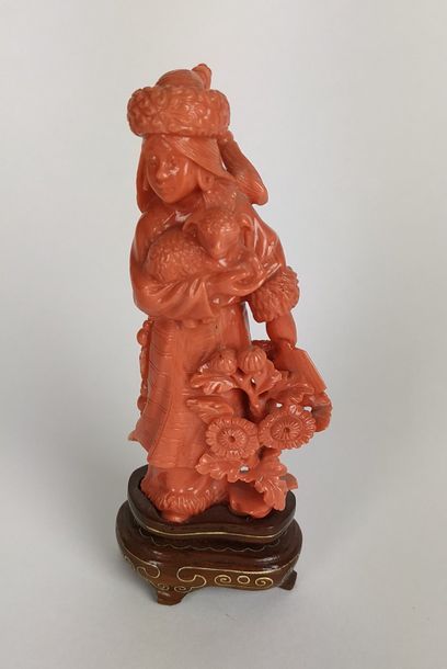 null CHINE Enfant au lapin en corail sculpté. Socle bois. XXème siècle Haut : 8 ...