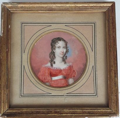null ECOLE FRANCAISE Début XIXe Portrait de jeune femme à la robe rose Miniature...