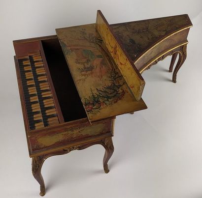 null BOITE A MUSIQUE en forme de clavecin miniature en bois polychrome décoré en...