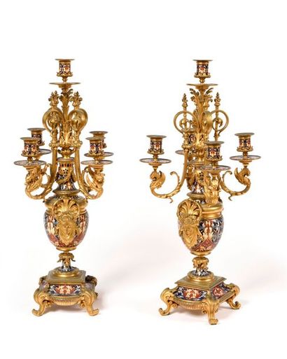 null PAIRE DE CANDELABRES en bronze cloisonné à quatre bras de lumière mouvementés...