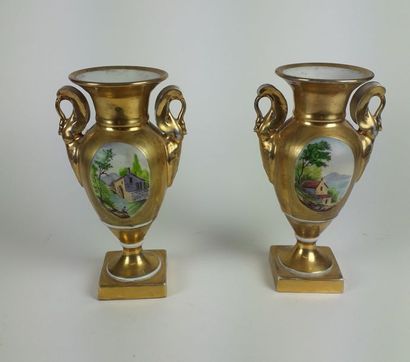 null PARIS Paire de vases en porcelaine de Paris à décor peint en médaillons de paysages,...
