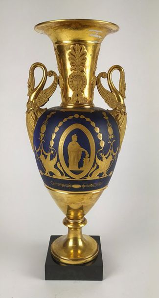 null PARIS Pendule en forme de vase en porcelaine à décor bleu et doré, les anses...