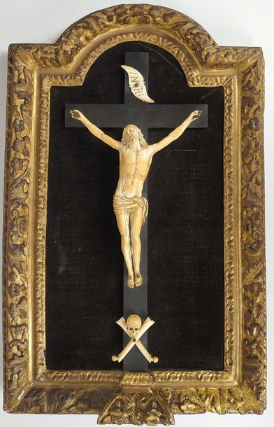 null CHRIST en ivoire dans un cadre en bois doré sculpté. XVIIIème siècle 55 x 36...