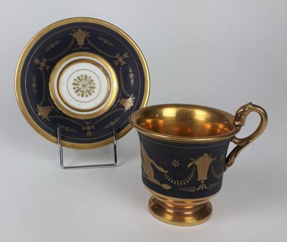 null PARIS Tasse et sa soucoupe en porcelaine à décor or et fond mat XIXème siècle...