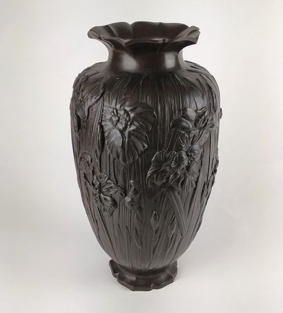null JAPON Vase balustre en bronze patiné à décor en relief d'iris. Début XXème siècle...