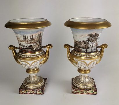 null PARIS Rare paire de vases Médicis en porcelaine polychrome à décor en grisaille...
