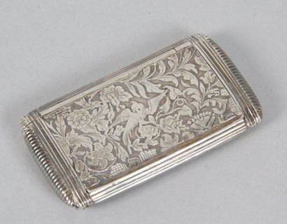 null Rectangular silver table, hinged lid chiselled with a decoration of birds in...