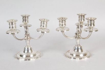 null PAIRE DE BOUTS DE TABLE à trois bras de lumières en métal argenté de style XVIII...