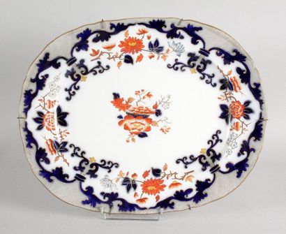 null MINTON, vers 1850 PLAT OVALE en porcelaine phosphatique à motif de fleurs, marque...