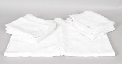 null NAPPE in linen embroidered and numbered Length: 320 x width: 180 cm 20 napkins...