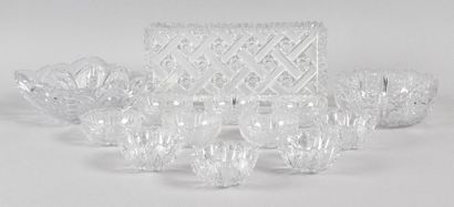 null CRYSTAL SIZED LOT comprising a cake tray (L.: 40 cm), a square bowl, a round...