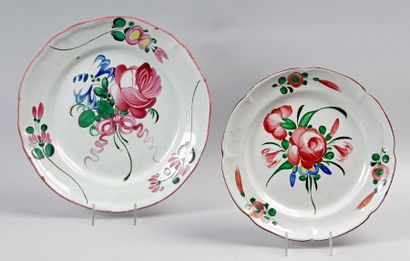 null LES ISLETTES, vers 1800 ASSIETTE et PLAT en faïence à bord lobé à décor de bouquet...