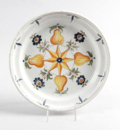 null ROANNE, 18th century ROUND CREAMED ROUND PLATE in earthenware decorated with...