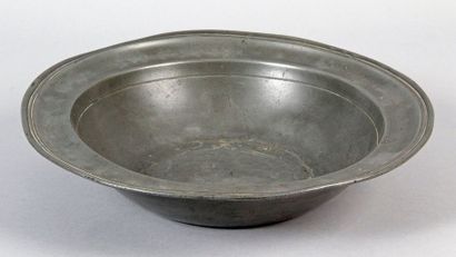 null LISIEUX, early XVIIIth CENTURY BASIN in pewter decorated with nets. Master stamp...