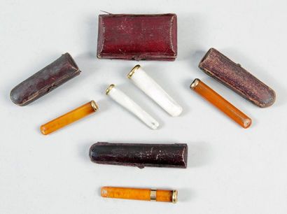 null TROIS FUME-CIGARETTES in amber and vermeil in their case and a set of cigarette-smokers...