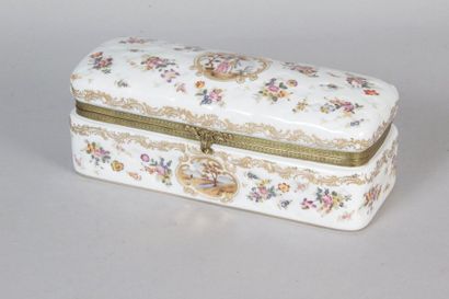 null IMPORTANT RECTANGULAR BOX with hinged lid in German porcelain, in the taste...