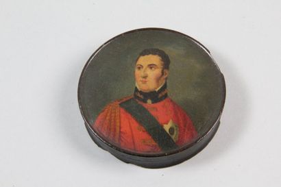 null BOÏTE à décor d' homme en uniforme militaire rouge Diam. 9,5 cm